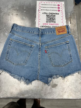 Load image into Gallery viewer, Levi Shorts Size 9/10 3954
