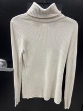 Load image into Gallery viewer, J.Mclaughlin Sweater Size Small
