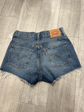 Load image into Gallery viewer, Levi Shorts Size 2 8461

