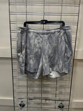 Load image into Gallery viewer, Lulu Lemon Athletic Shorts Size Medium 3279
