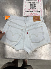 Load image into Gallery viewer, Levi Shorts Size 1 3962
