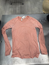 Load image into Gallery viewer, Lululemon Athletic Top Size Medium 579
