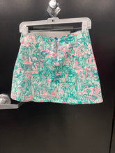 Load image into Gallery viewer, Lilly Pulitzer Shorts Size Medium 8735
