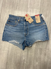 Load image into Gallery viewer, Levi Shorts Size 9/10
