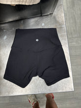 Load image into Gallery viewer, Lulu Lemon Athletic Shorts Size 2 6172
