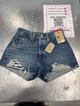 Load image into Gallery viewer, Levi Shorts Size 2
