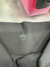 Load image into Gallery viewer, Alo Athletic Shorts Size Small
