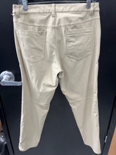 Load image into Gallery viewer, Lulu Lemon Pants Size 32 406
