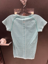Load image into Gallery viewer, Lulu Lemon Athletic Top Size Small
