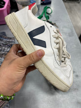 Load image into Gallery viewer, VEJA Womens Athletic Shoes Womens 7
