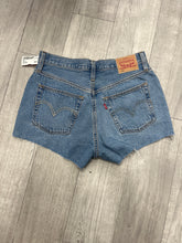 Load image into Gallery viewer, Levi Shorts Size 5/6 8473
