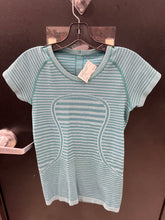 Load image into Gallery viewer, Lulu Lemon Athletic Top Size Small
