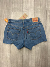 Load image into Gallery viewer, Levi Shorts Size 9/10
