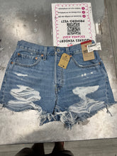 Load image into Gallery viewer, Levi Shorts Size 9/10 3954
