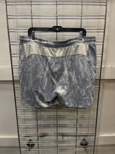 Load image into Gallery viewer, Lulu Lemon Athletic Shorts Size Medium 3279
