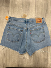 Load image into Gallery viewer, Levi Shorts Size 9/10 8471
