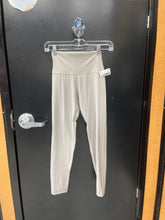 Load image into Gallery viewer, Aritzia Athletic Pants Size Small

