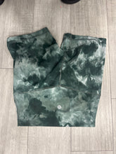 Load image into Gallery viewer, Lulu Lemon Athletic Shorts Size Small 9412
