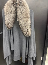 Load image into Gallery viewer, Alice &amp; Olivia Sweater Size Small 489
