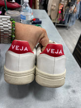 Load image into Gallery viewer, VEJA Womens Athletic Shoes Womens 7
