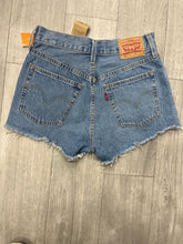 Load image into Gallery viewer, Levi Shorts Size 2 8462
