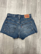 Load image into Gallery viewer, Levi Shorts Size 2 8467
