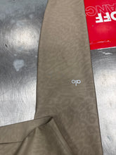Load image into Gallery viewer, Alo Athletic Pants Size Small

