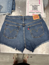 Load image into Gallery viewer, Levi Shorts Size 13/14
