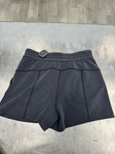 Load image into Gallery viewer, Lululemon Athletic Shorts Size 6
