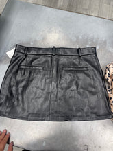 Load image into Gallery viewer, Rails Skirt Size 7/8
