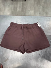 Load image into Gallery viewer, Lululemon Athletic Shorts Size Medium 881
