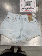 Load image into Gallery viewer, Levi Shorts Size 1 3962
