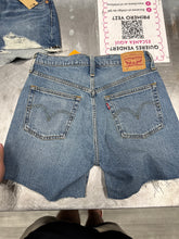 Load image into Gallery viewer, Levi Shorts Size 3/4
