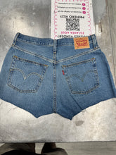 Load image into Gallery viewer, Levi Shorts Size 7/8 9361
