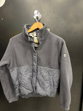 Load image into Gallery viewer, Vuori Outerwear Size Extra Small
