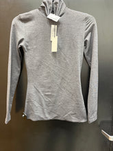 Load image into Gallery viewer, NWT Aritzia Long Sleeve Top Size Medium
