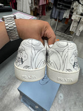 Load image into Gallery viewer, Prada Shoes Size 7.5
