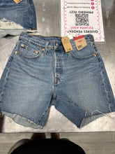 Load image into Gallery viewer, Levi Shorts Size 3/4
