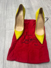 Load image into Gallery viewer, Christian Louboutin 39
