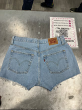 Load image into Gallery viewer, Levi Shorts Size 9/10 3952
