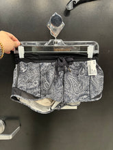 Load image into Gallery viewer, Lulu Lemon Athletic Shorts Size 4 4946
