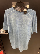 Load image into Gallery viewer, Lulu Lemon Athletic Top Size Medium
