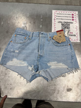 Load image into Gallery viewer, Levi Shorts Size 9/10 3952
