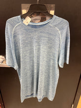 Load image into Gallery viewer, Lulu Lemon Athletic Top Size Medium
