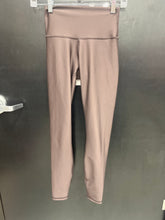 Load image into Gallery viewer, Alo Athletic Pants Size Extra Small
