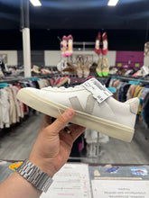 Load image into Gallery viewer, VEJA Womens Athletic Shoes Womens 7
