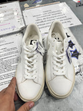 Load image into Gallery viewer, VEJA Womens Athletic Shoes Womens 7
