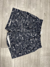 Load image into Gallery viewer, Lulu Lemon Athletic Shorts Size Medium 9723
