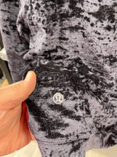 Load image into Gallery viewer, Lulu Lemon Athletic Top Size 4 velvet
