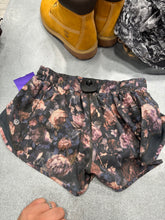 Load image into Gallery viewer, Lulu Lemon Athletic Shorts Size 5/6
